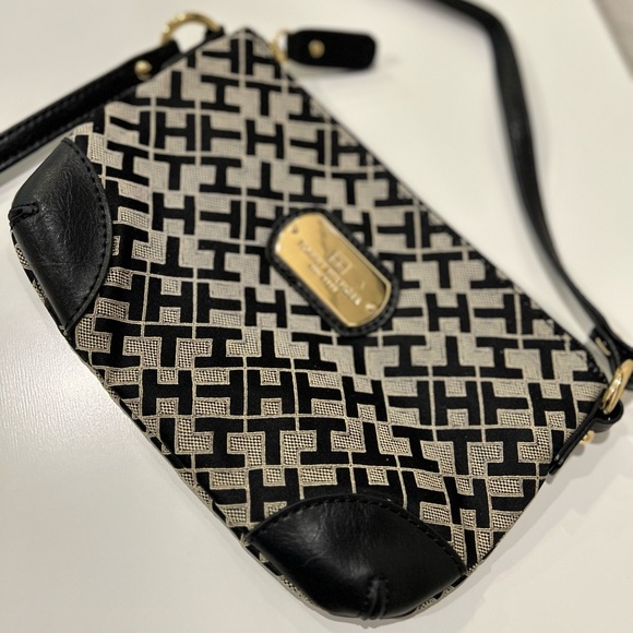 Tommy Hilfiger Crossbody wallet 💕 - Picture 2 of 5